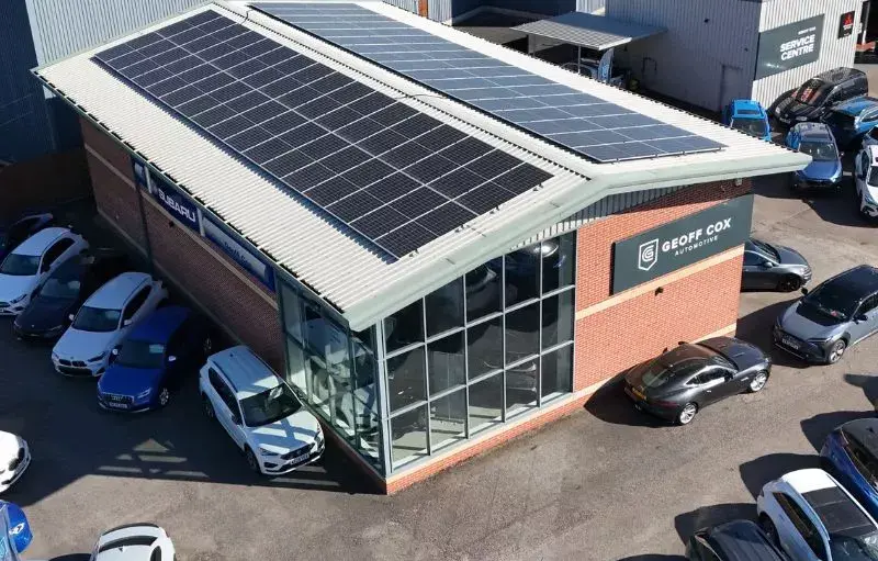 xcar showroom with solar panels.jpg.pagespeed.ic .JghXDaAY98