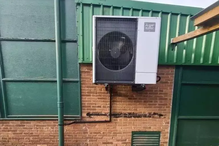 xmitsubishi ecodan air source heat pump.jpg.pagespeed.ic .vRBRYcCztK